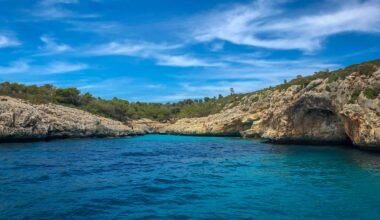 Blauer Körper Wasser unter blauem Himmel auf Mallorca, aufgenommen von Gary Butterfield