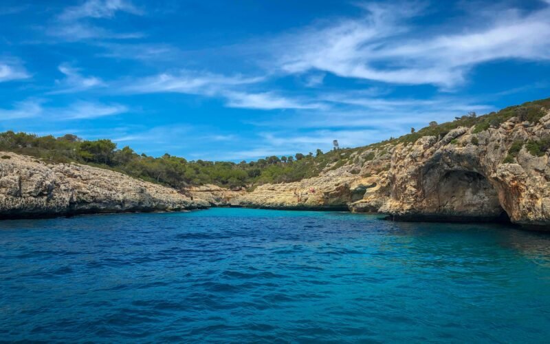Blauer Körper Wasser unter blauem Himmel auf Mallorca, aufgenommen von Gary Butterfield