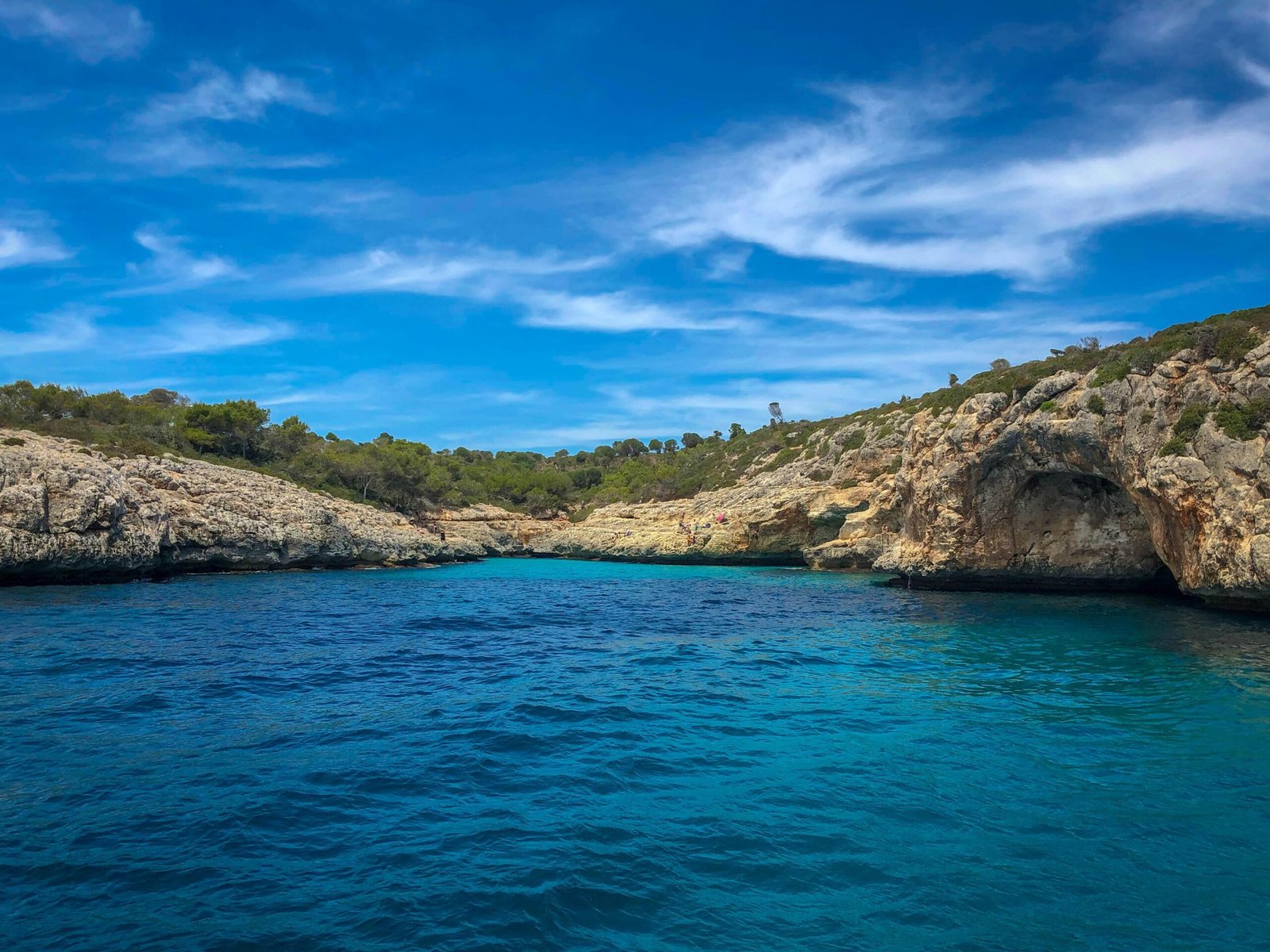 Blauer Körper Wasser unter blauem Himmel auf Mallorca, aufgenommen von Gary Butterfield