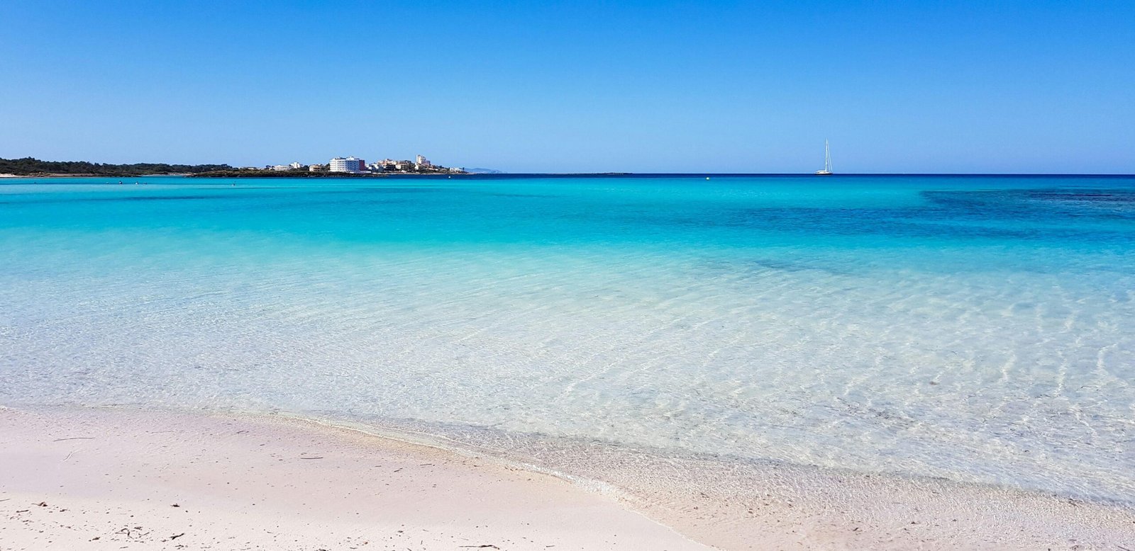 Blaue See unter blauem Himmel während des Tages auf Mallorca, aufgenommen von Urlaubstracker