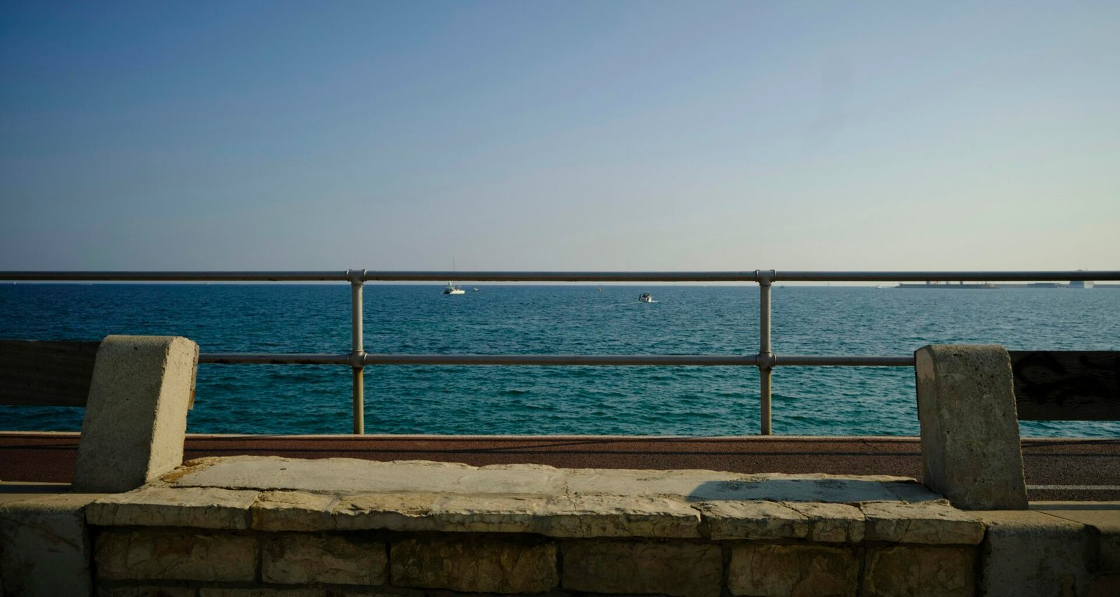 Blaue See unter blauem Himmel während des Tages auf Mallorca, aufgenommen von Kevin Johnston.