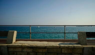 Blaue See unter blauem Himmel während des Tages auf Mallorca, aufgenommen von Kevin Johnston.