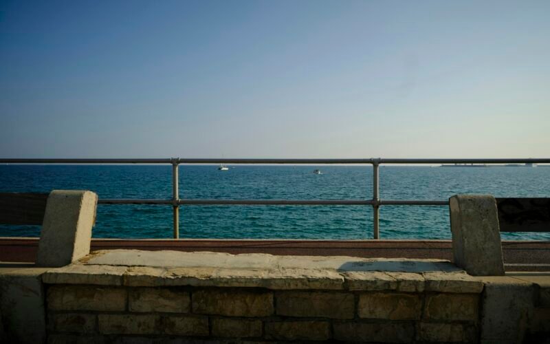 Blaue See unter blauem Himmel während des Tages auf Mallorca, aufgenommen von Kevin Johnston.