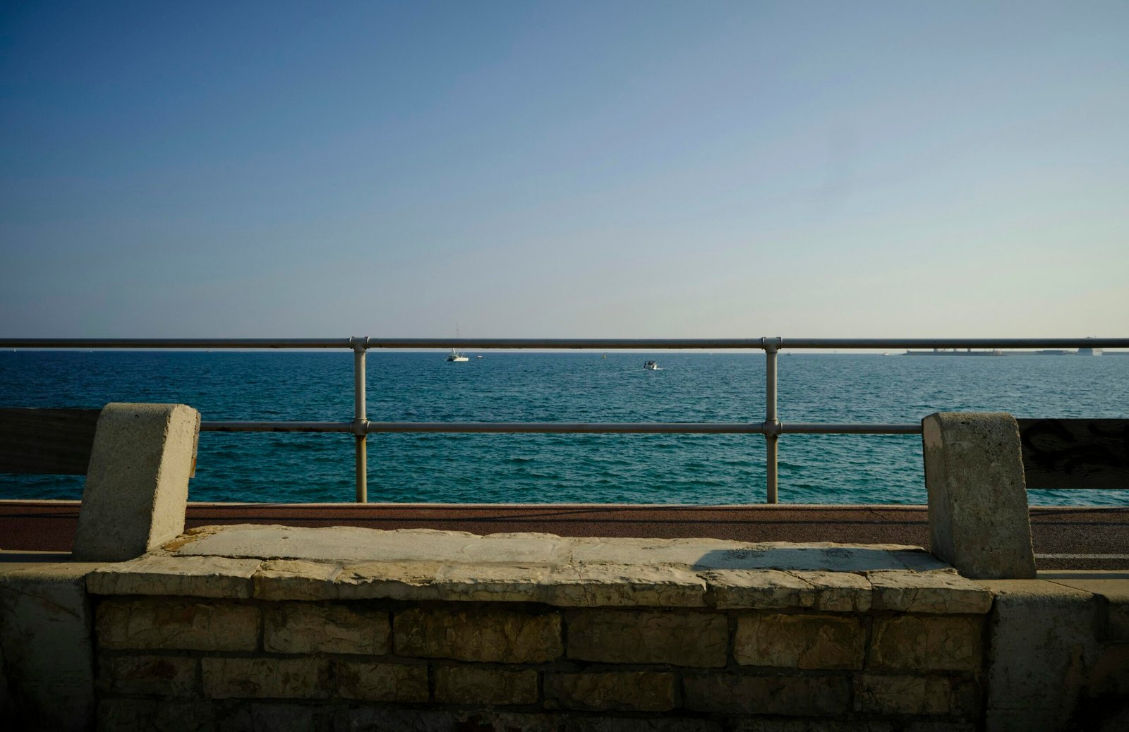 Blaue See unter blauem Himmel während des Tages auf Mallorca, aufgenommen von Kevin Johnston.