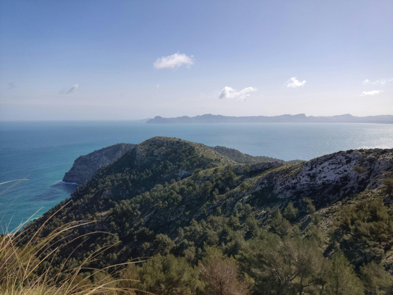Blick auf das Meer auf Mallorca von einem Hügel aus, aufgenommen von Muzykalne Podróże