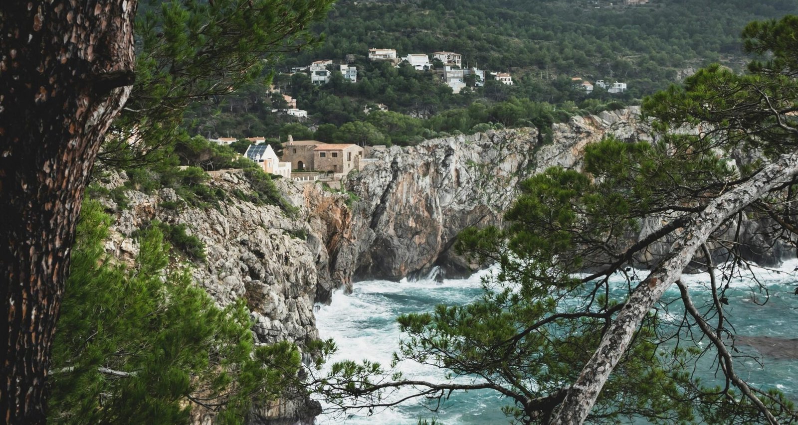Blick auf das offene Meer von einer Klippe auf Mallorca, fotografiert von Bergkinder