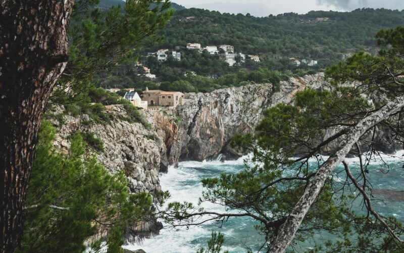 Blick auf das offene Meer von einer Klippe auf Mallorca, fotografiert von Bergkinder