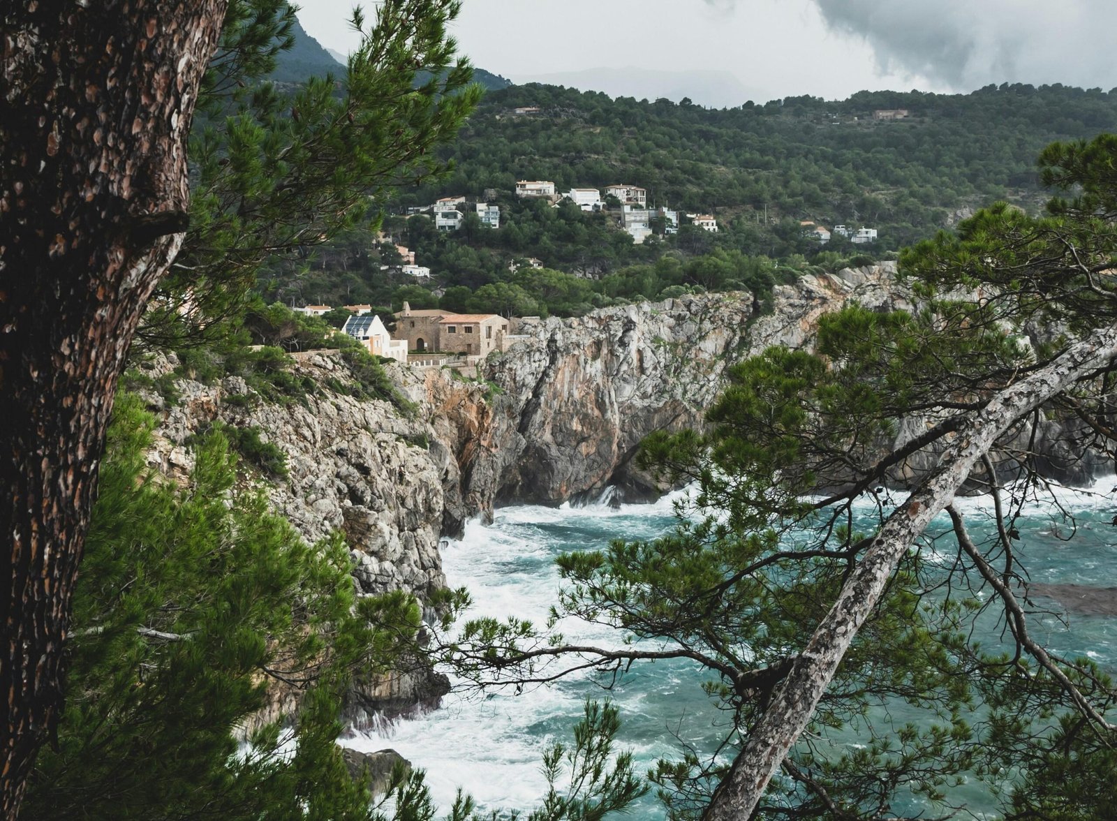 Blick auf das offene Meer von einer Klippe auf Mallorca, fotografiert von Bergkinder