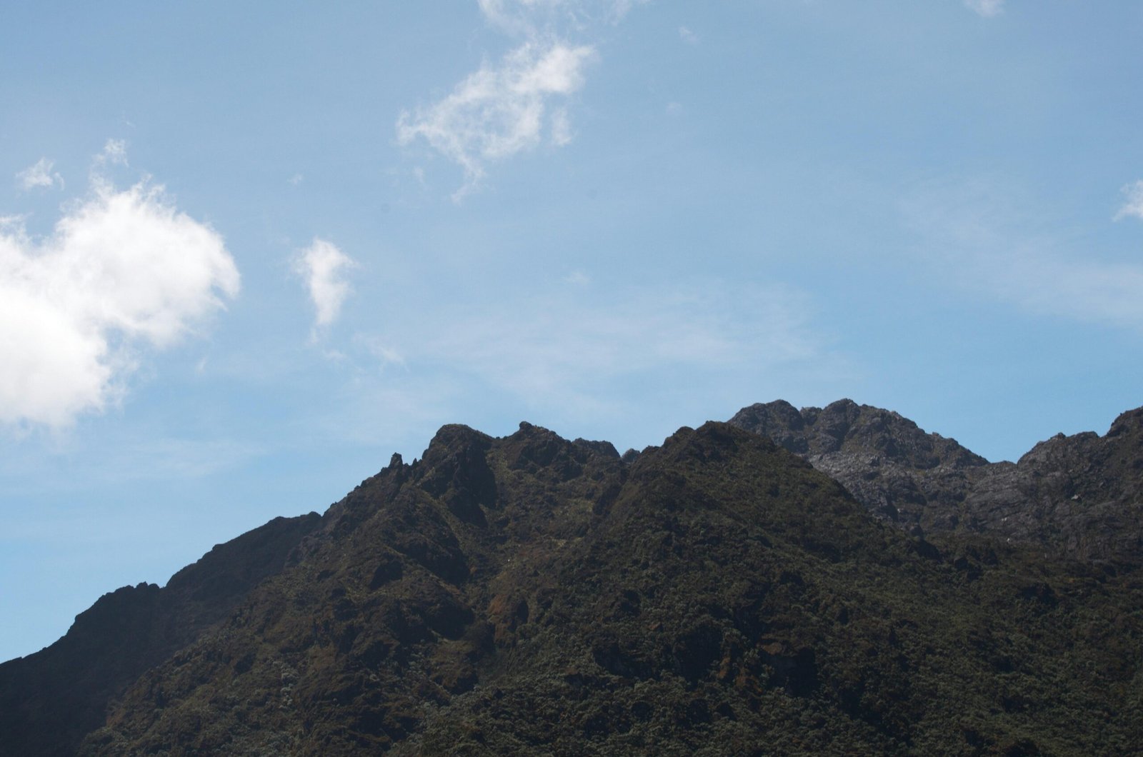 Berggipfel auf Mallorca mit einer Wolke im Himmel, aufgenommen von Pedro Romero