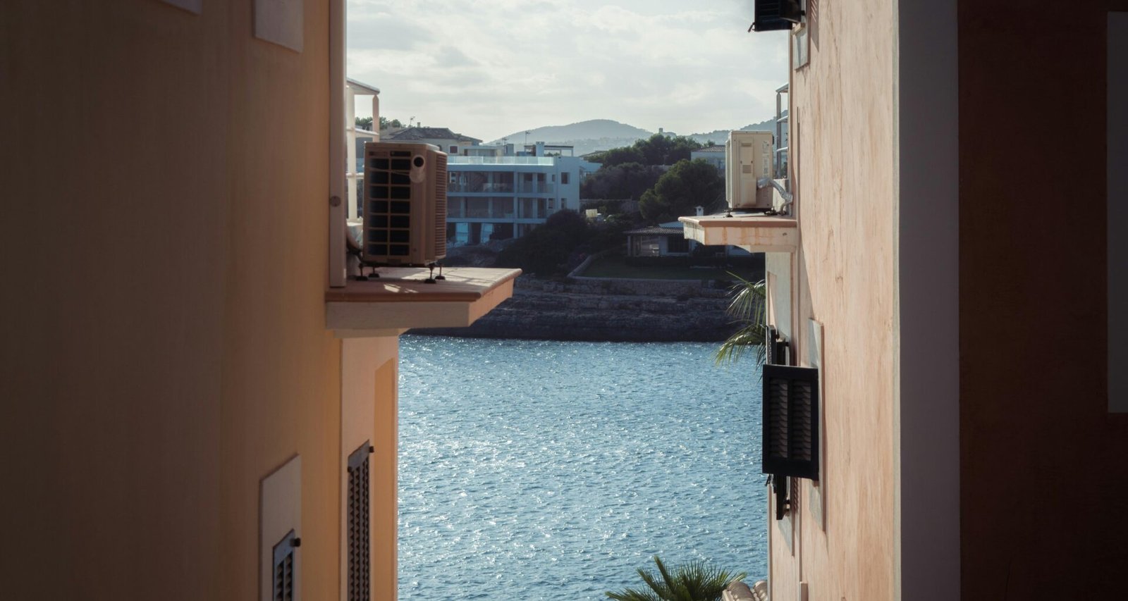 Blick auf eine Wasserfläche auf Mallorca von einem Balkon aus, aufgenommen von Nik Demidko.