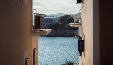Blick auf eine Wasserfläche auf Mallorca von einem Balkon aus, aufgenommen von Nik Demidko.
