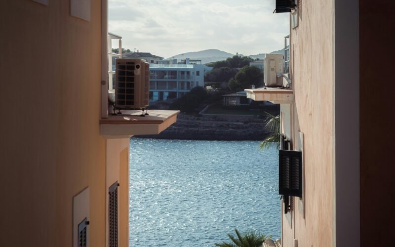Blick auf eine Wasserfläche auf Mallorca von einem Balkon aus, aufgenommen von Nik Demidko.
