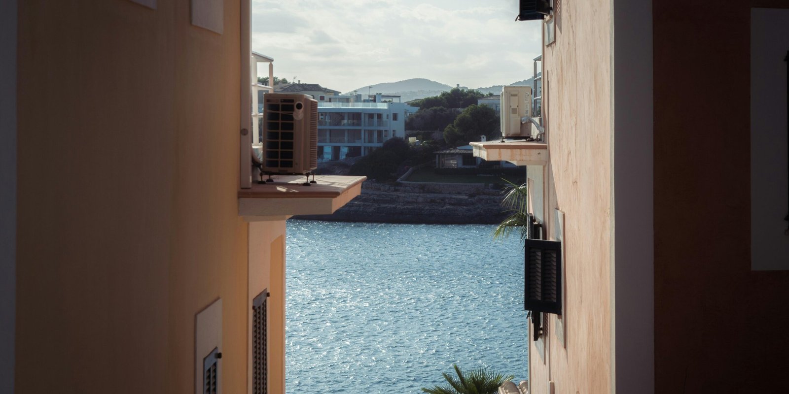 Blick auf eine Wasserfläche auf Mallorca von einem Balkon aus, aufgenommen von Nik Demidko.