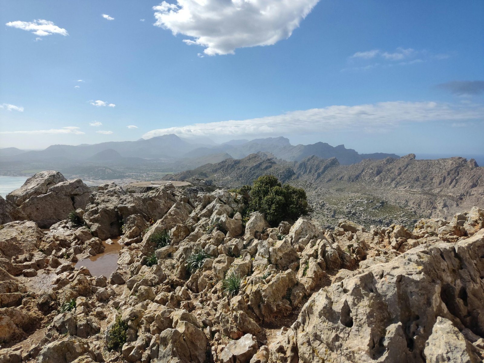 Felsige Bergkette auf Mallorca mit Wasser im Hintergrund, aufgenommen von Muzykalne Podróże