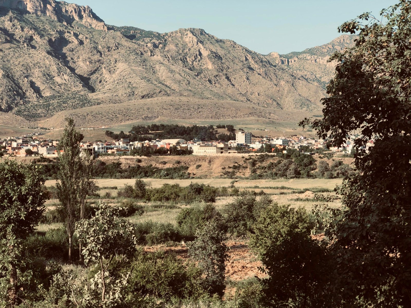 Kleines Bergdorf auf Mallorca mit traditionellen Häusern und umgebender Natur, aufgenommen von Adam Habib.