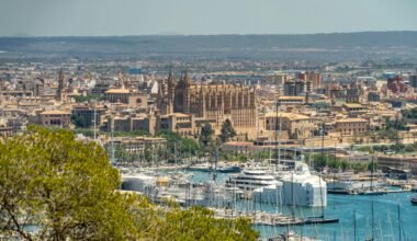 Stadtansicht auf Mallorca mit Wasser und Booten, aufgenommen von David Vives