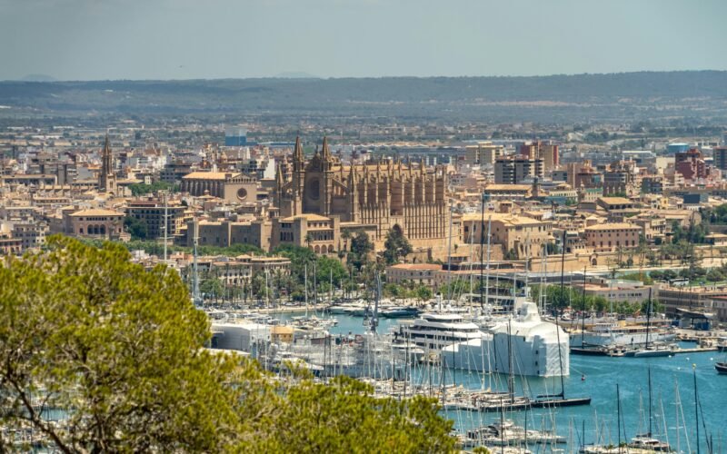 Stadtansicht auf Mallorca mit Wasser und Booten, fotografiert von David Vives