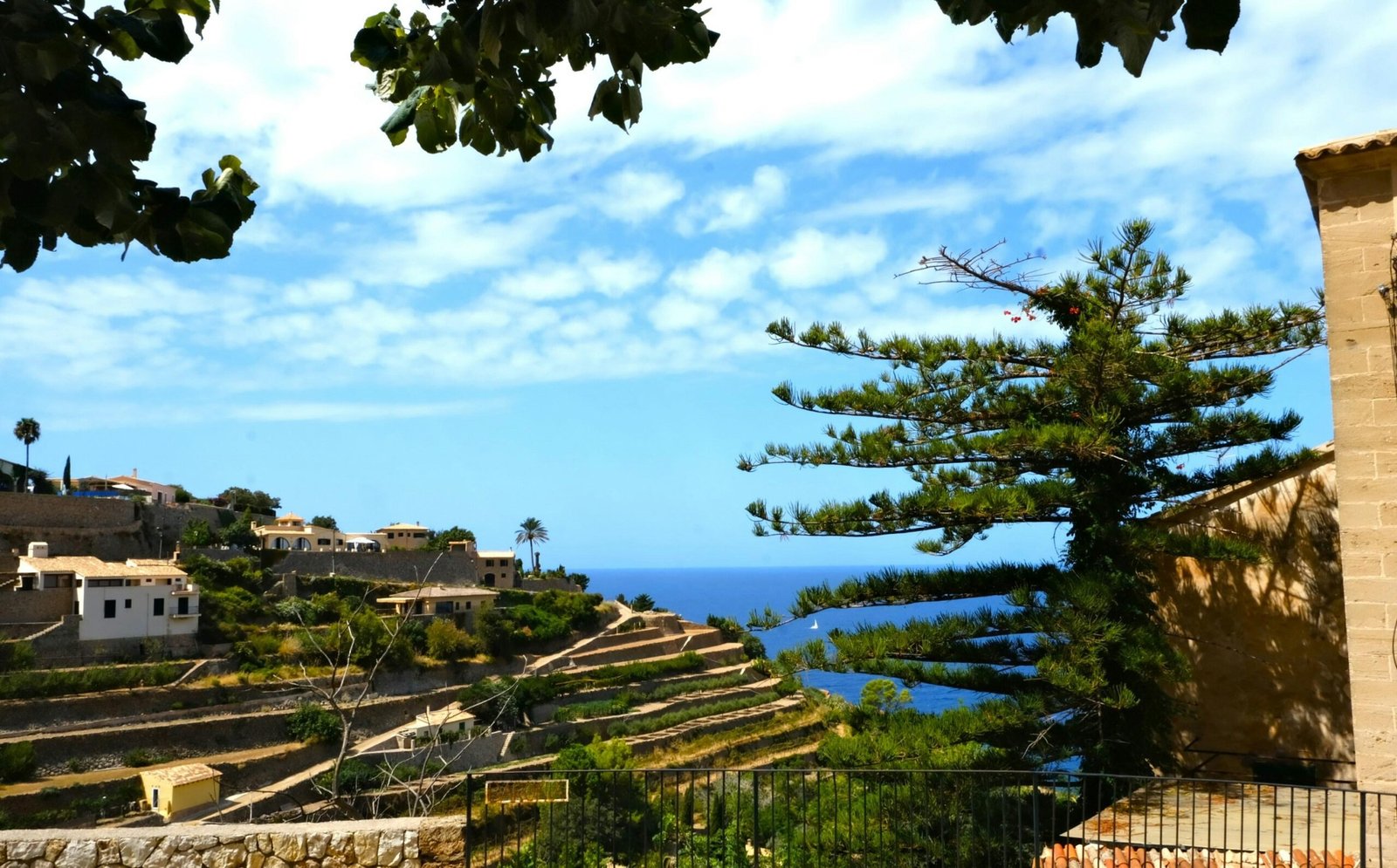 Blick auf eine mallorquinische Stadt vom Balkon aus, mit Häusern und Straßen im Vordergrund, aufgenommen von Lisette Harzing auf Mallorca.