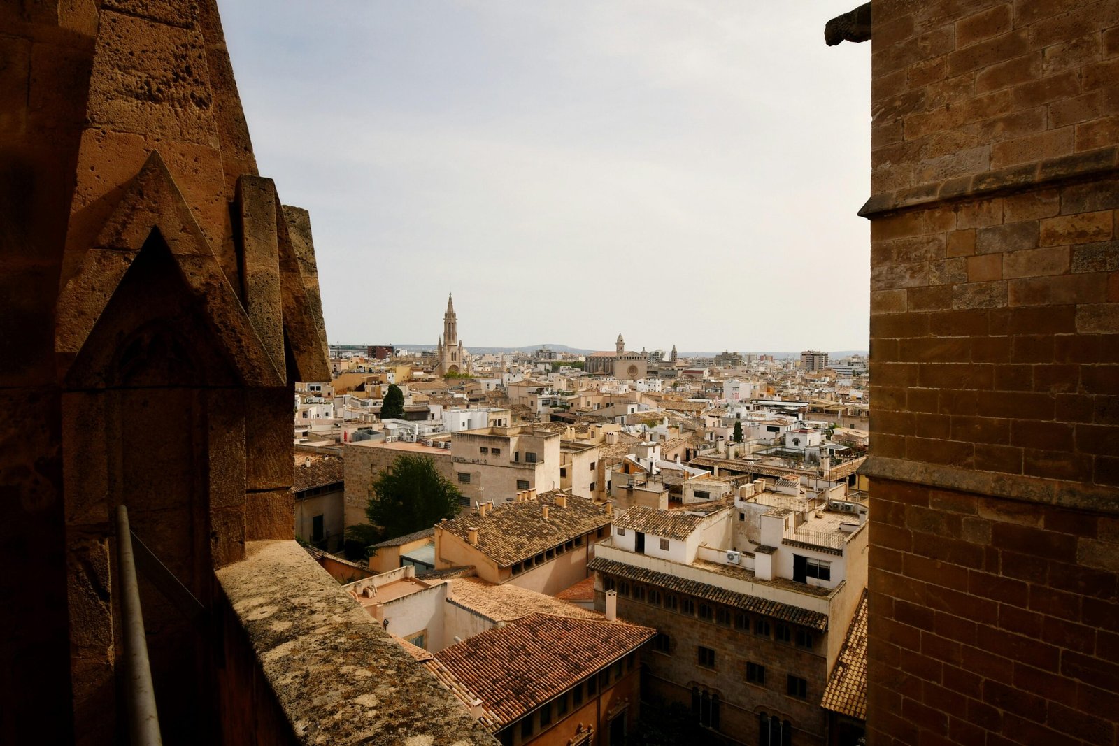 Stadtansicht auf Mallorca von einem Dach aus, mit Gebäuden und Straßen im Blick, aufgenommen von Max Harlynking.