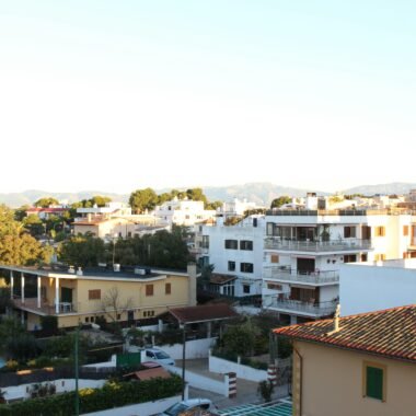 Stadtansicht auf Mallorca von einem Rooftop aus mit Gebäuden und Straßen im Blick, aufgenommen von Behnaz.
