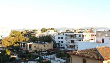 Stadtansicht auf Mallorca von einer Dachterrasse aus, aufgenommen von Behnaz
