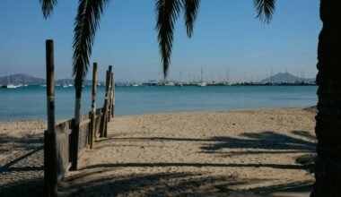 Strand auf Mallorca mit Booten im Wasser, aufgenommen von Konstantin Chemeris