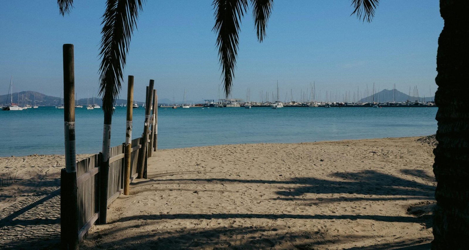 Strand auf Mallorca mit Booten im Wasser, aufgenommen von Konstantin Chemeris