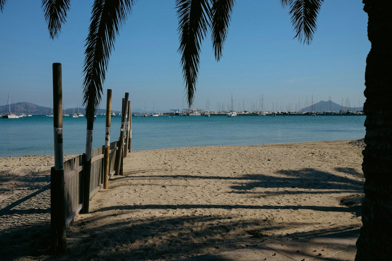 Strand auf Mallorca mit Booten im Wasser, aufgenommen von Konstantin Chemeris