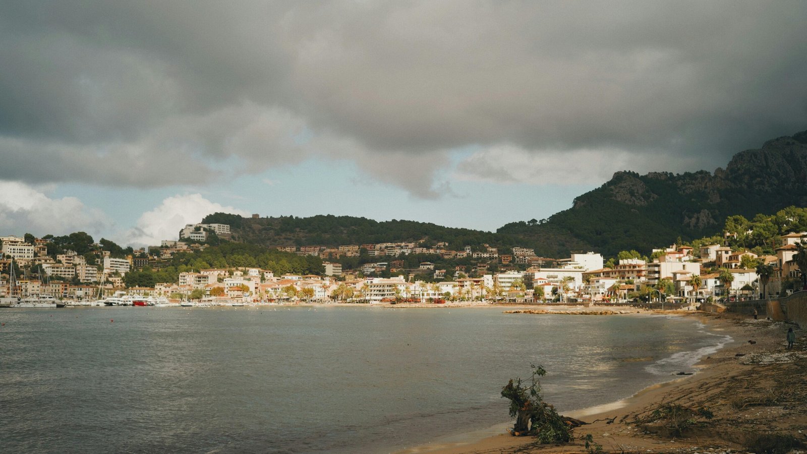 Blick auf einen Strand mit Stadt im Hintergrund auf Mallorca, aufgenommen von Oscar Nord