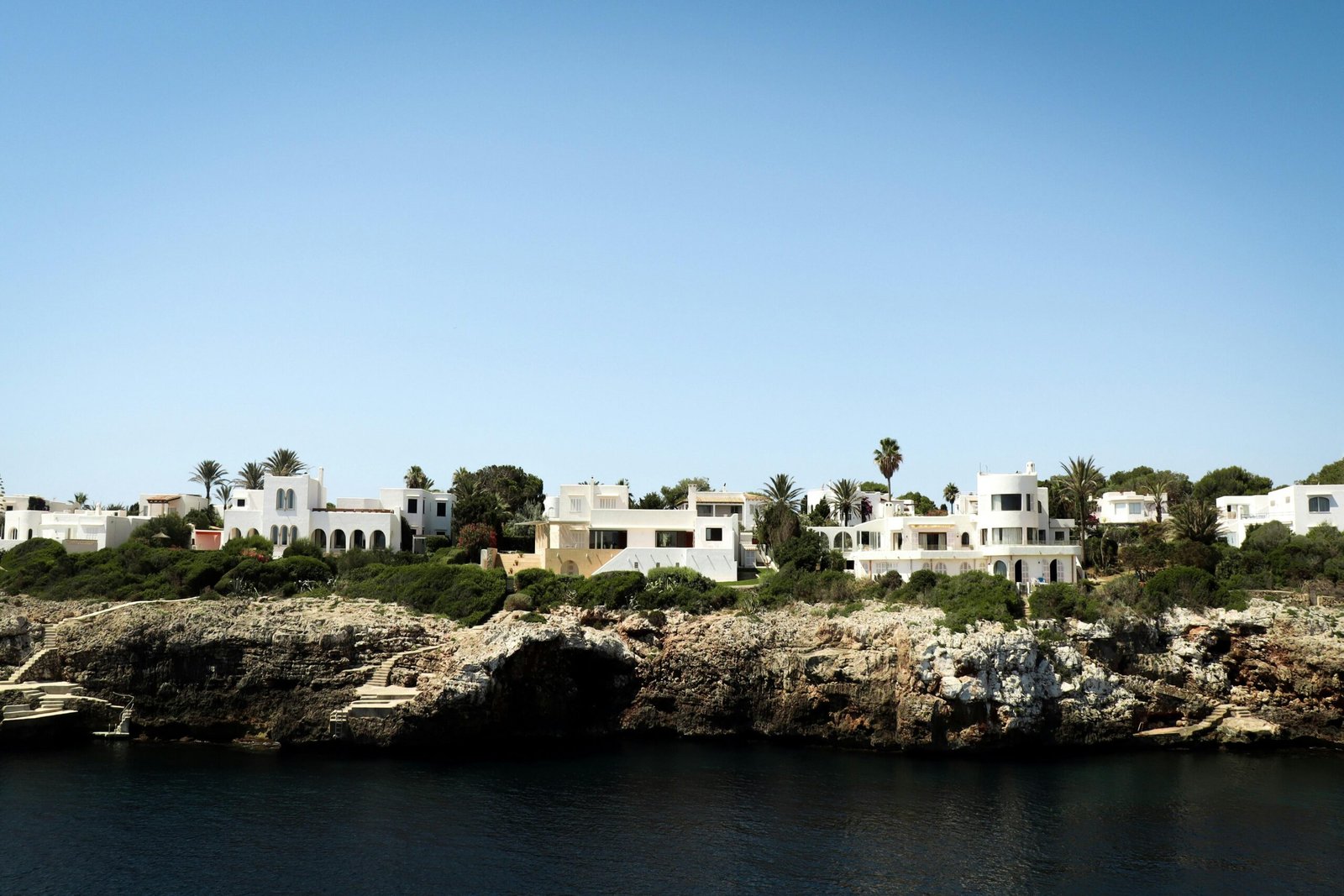 Blick auf Häuser auf Mallorca vom Wasser aus, aufgenommen von Embla Munk Rynkebjerg