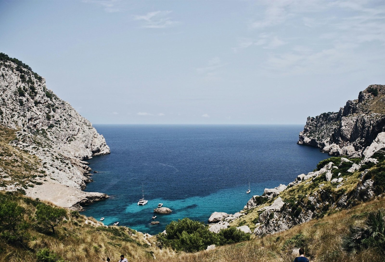 Boot geparkt in ruhigem Wasser nahe einer Insel auf Mallorca, aufgenommen von Oscar Nord
