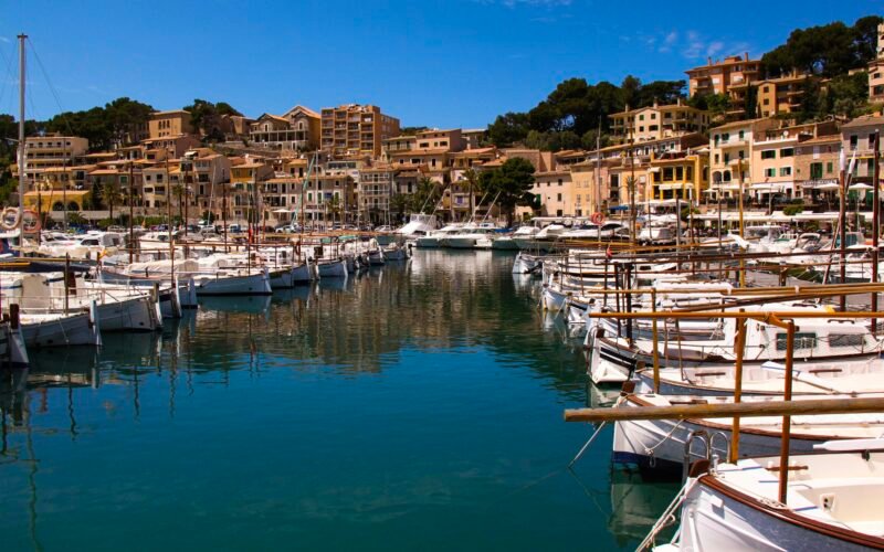 Boote auf dem Meer vor Hochhäusern auf Mallorca, aufgenommen von Tanja Cotoaga