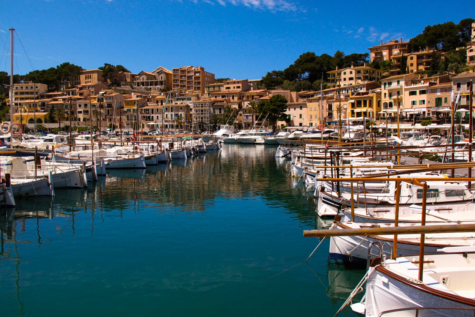 Boote auf dem Meer vor Hochhäusern auf Mallorca, aufgenommen von Tanja Cotoaga