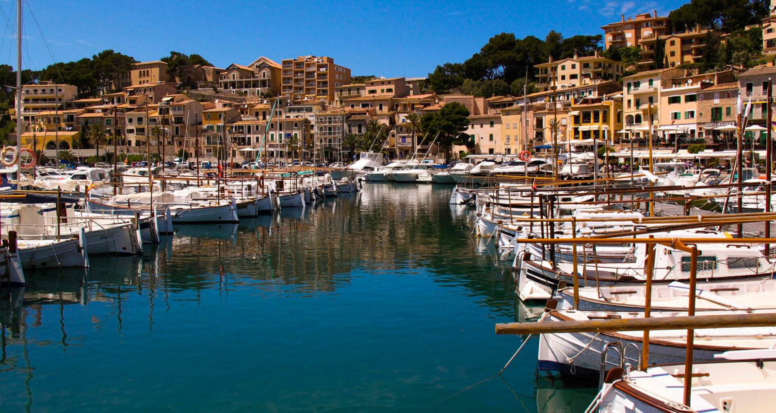 Boote auf dem Meer vor hohen Gebäuden auf Mallorca, aufgenommen von Tanja Cotoaga