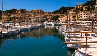 Boote auf dem Meer vor hohen Gebäuden auf Mallorca, aufgenommen von Tanja Cotoaga