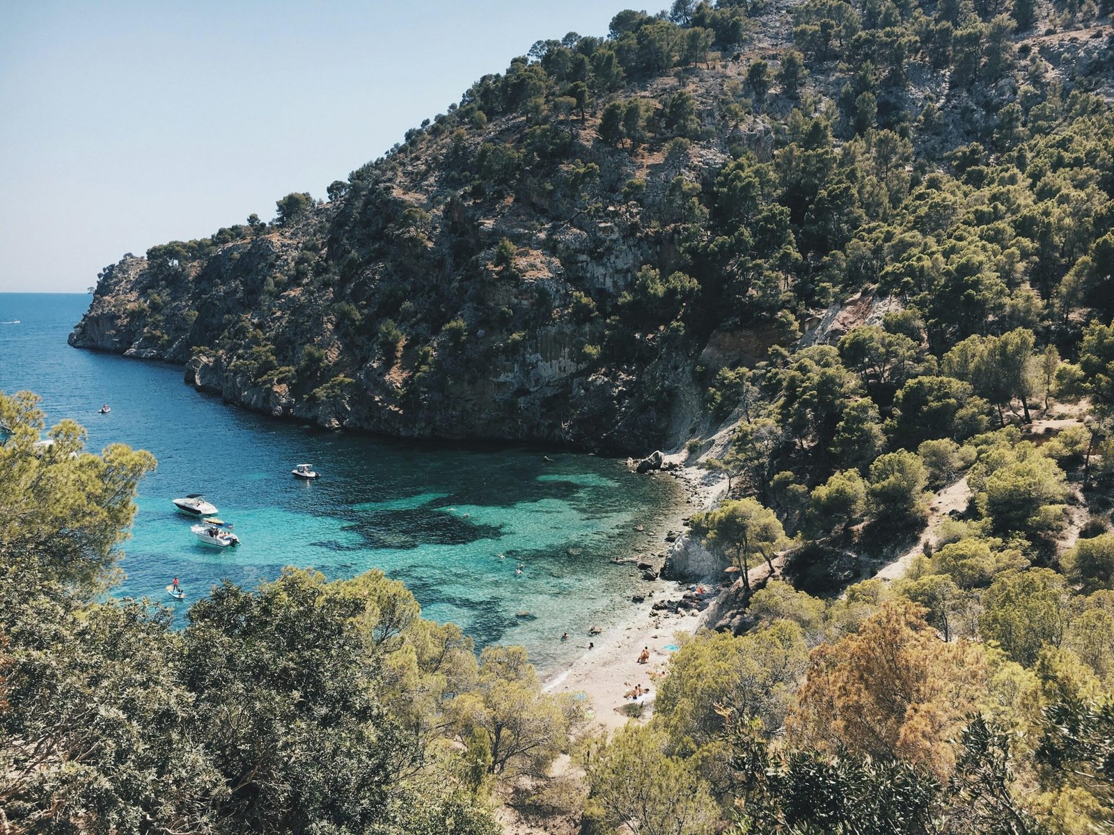 Boote auf dem Wasser vor den Bergen auf Mallorca, aufgenommen von Michael Martinelli