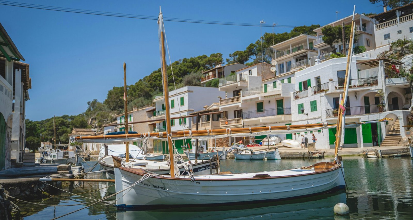 Boote liegen im Hafen auf Mallorca, festgemacht an den Anlegestellen, aufgenommen von Kishore Vaddadi.