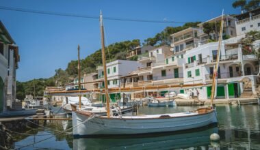 Boote liegen im Hafen auf Mallorca, festgemacht an den Anlegestellen, aufgenommen von Kishore Vaddadi.