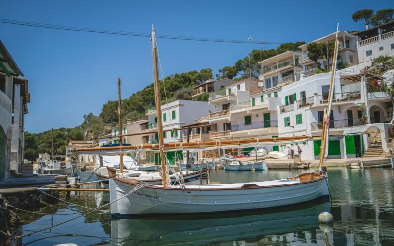 Boote liegen im Hafen auf Mallorca, festgemacht an den Anlegestellen, aufgenommen von Kishore Vaddadi.