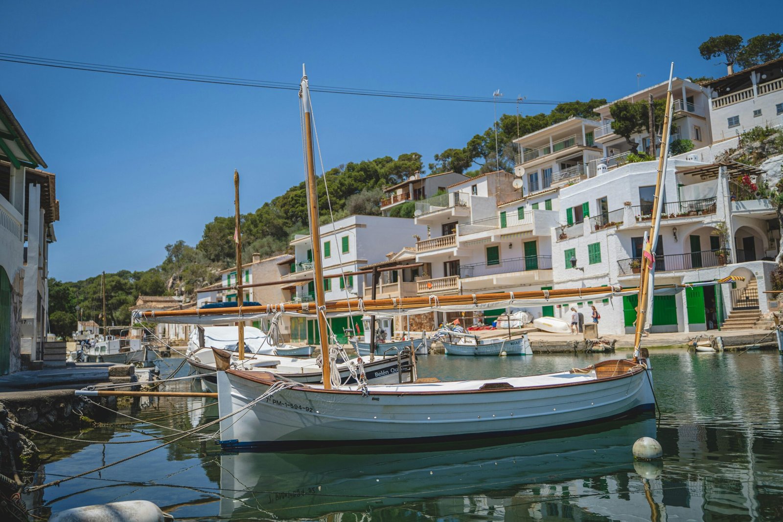 Boote liegen im Hafen auf Mallorca, festgemacht an den Anlegestellen, aufgenommen von Kishore Vaddadi.