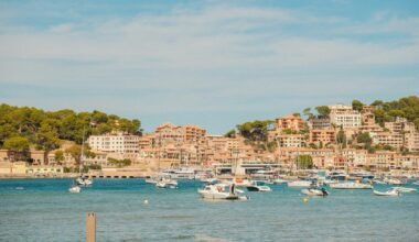 Boote im Hafen auf Mallorca mit Blick auf die Stadt auf dem Hügel, aufgenommen von Alexis Presa.