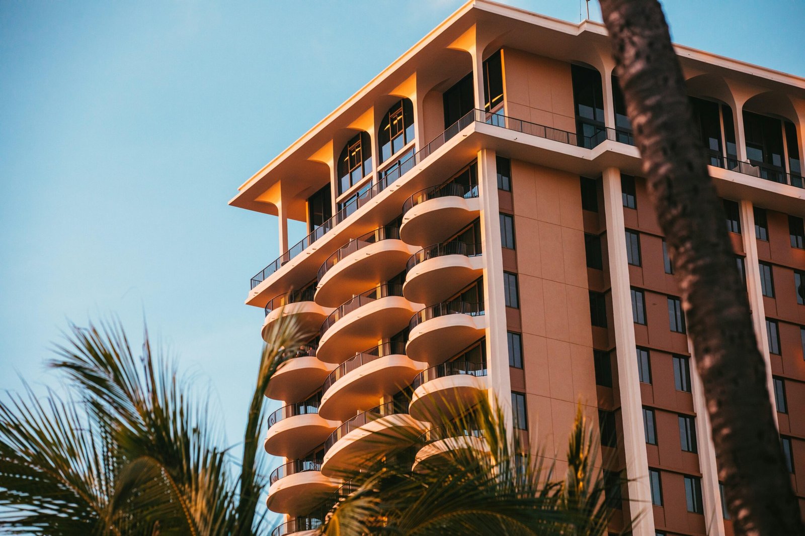 Braun-weißes Betongebäude auf Mallorca, das moderne Architektur zeigt, fotografiert von Kvnga.
