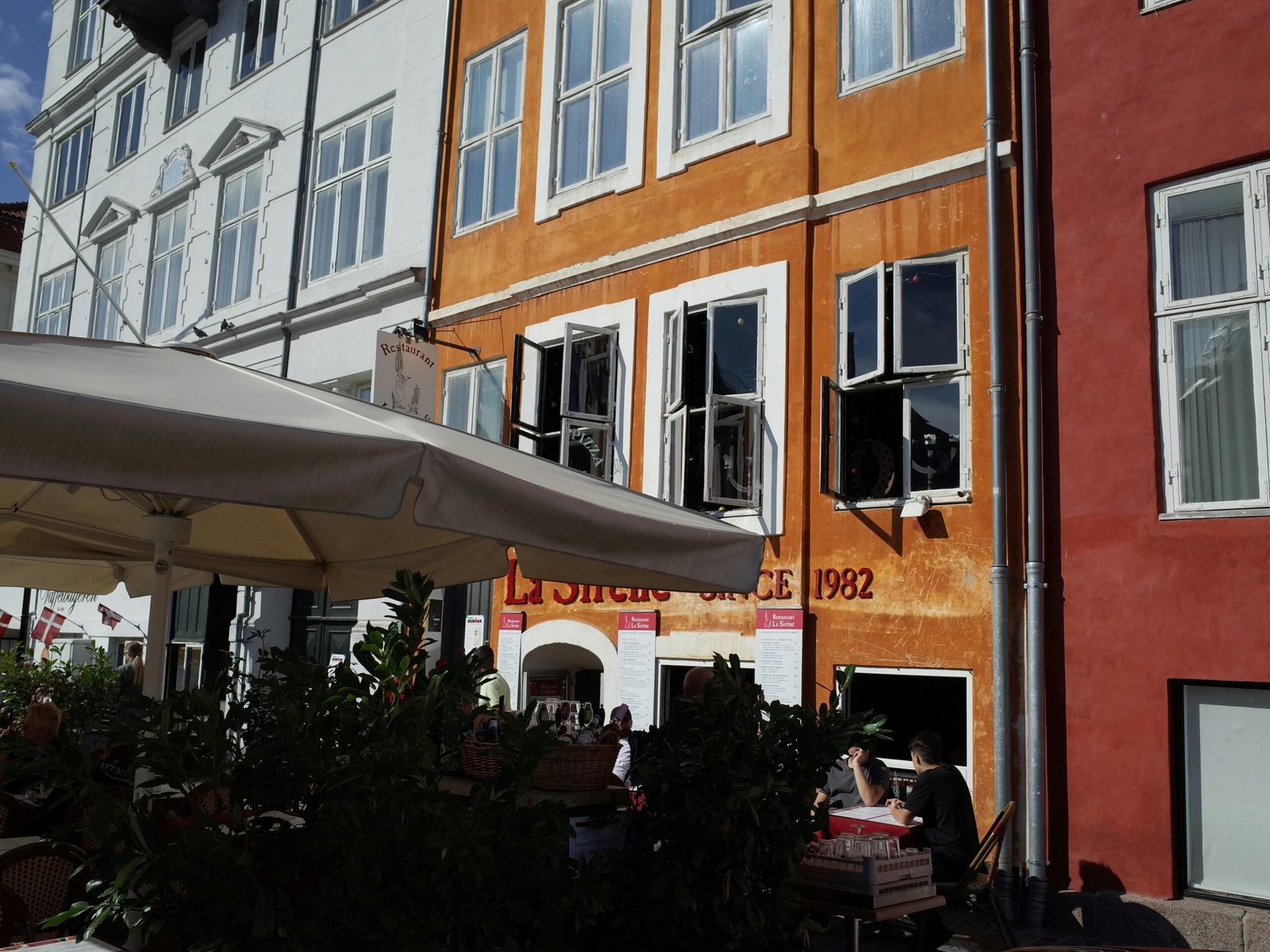 Braune und weiße Betonfassade eines Gebäudes auf Mallorca, detailreiche Sicht auf die Oberflächenstruktur