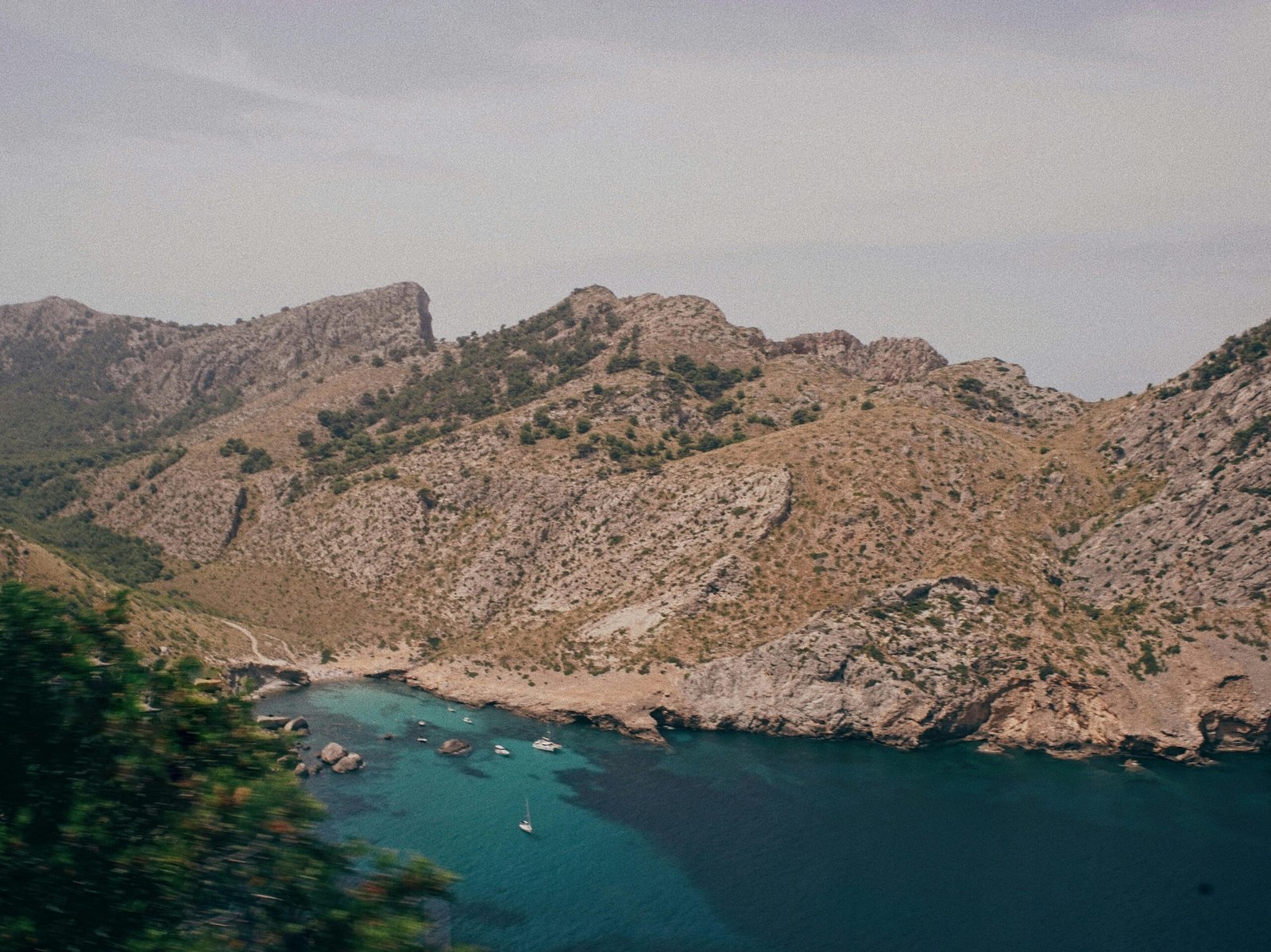 Braune Berglandschaft nahe eines Gewässers auf Mallorca, fotografiert von Oscar Nord