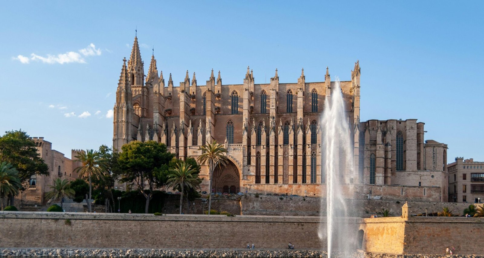 Braunes Betongebäude nahe Wasserbrunnen während des Tages auf Mallorca, fotografiert von David Vives.