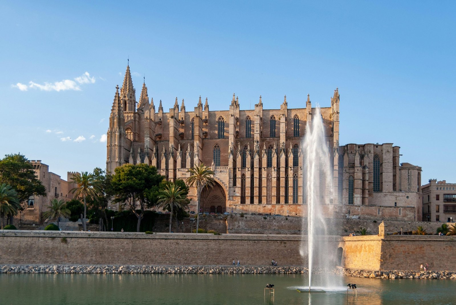 Braunes Betongebäude nahe Wasserbrunnen während des Tages auf Mallorca, fotografiert von David Vives.