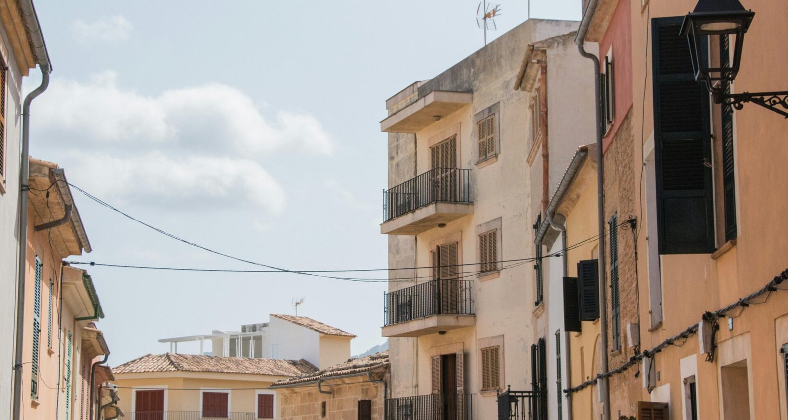 Hochhaus aus braunem Beton auf Mallorca, aufgenommen von Joacim Bohlander, zeigt moderne Architektur im urbanen Umfeld.
