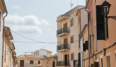 Hochhaus aus braunem Beton auf Mallorca, fotografiert von Joacim Bohlander