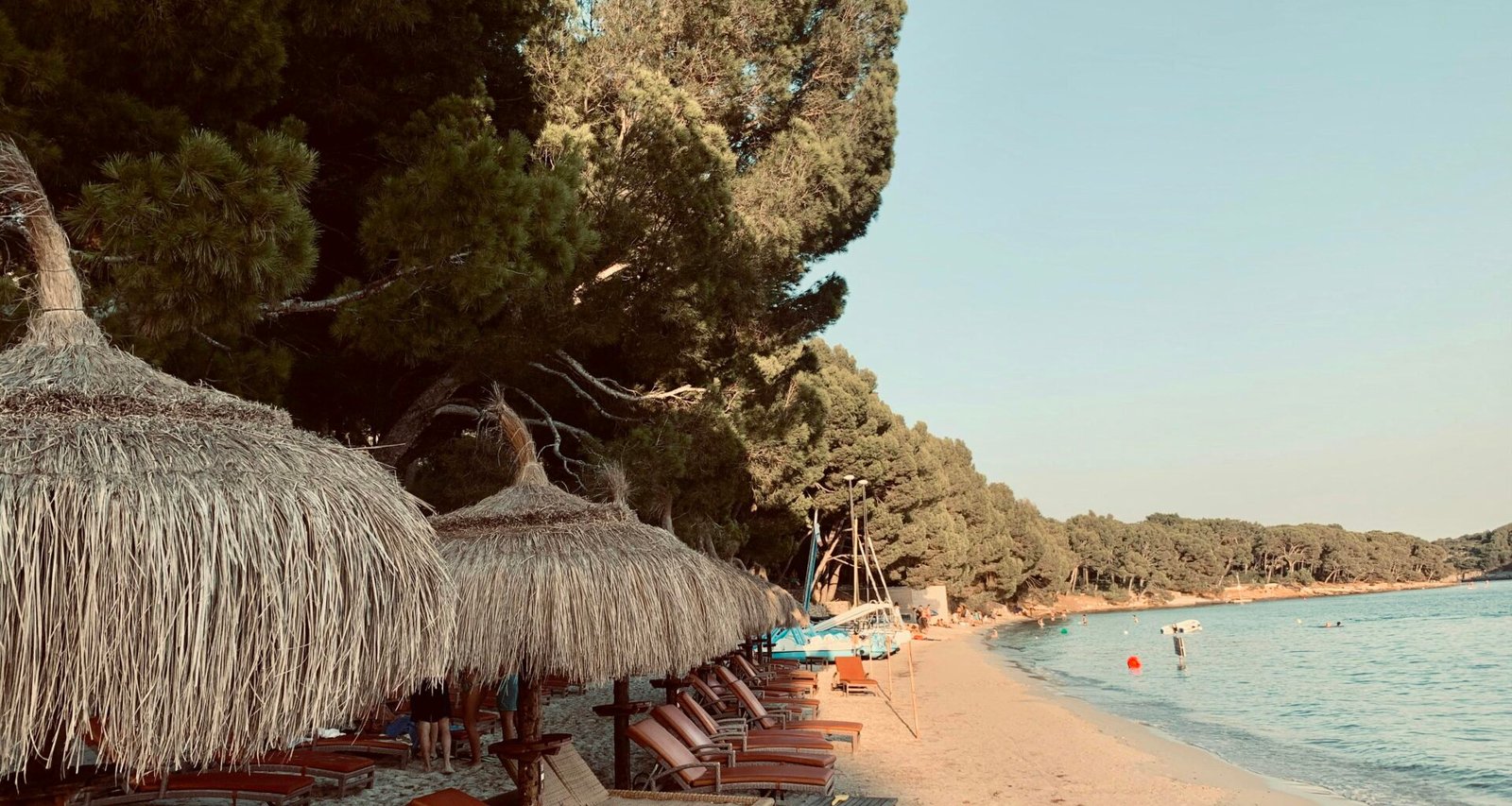 Braune Holzhütte nahe Wasser auf Mallorca bei Tageslicht, aufgenommen von Kamil Pietrzak