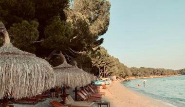 Braune Holzhütte nahe Wasser auf Mallorca bei Tageslicht, aufgenommen von Kamil Pietrzak